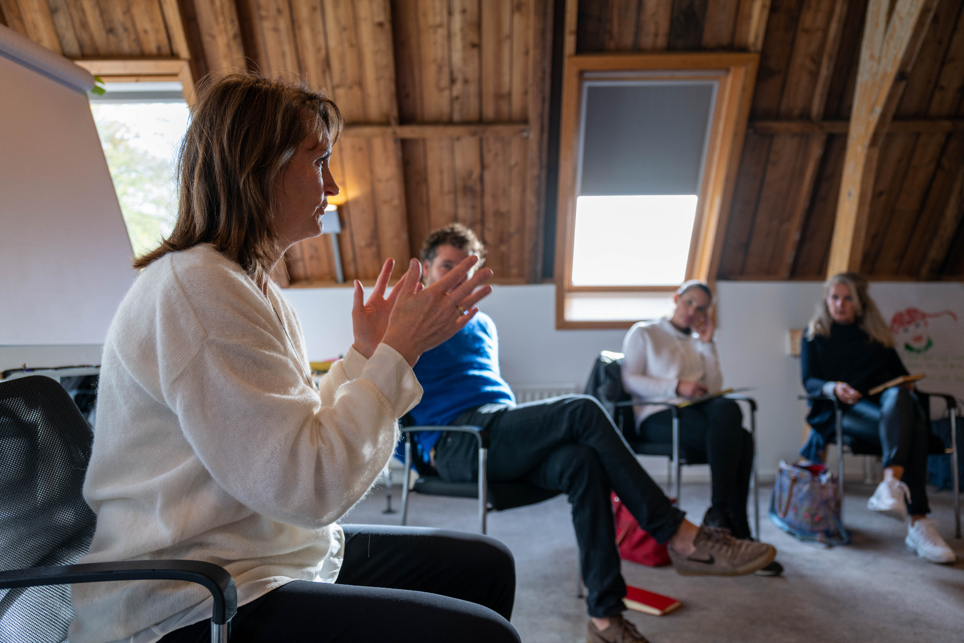 Beatrijs begeleidt een groep tijdens een facilitator development sessie