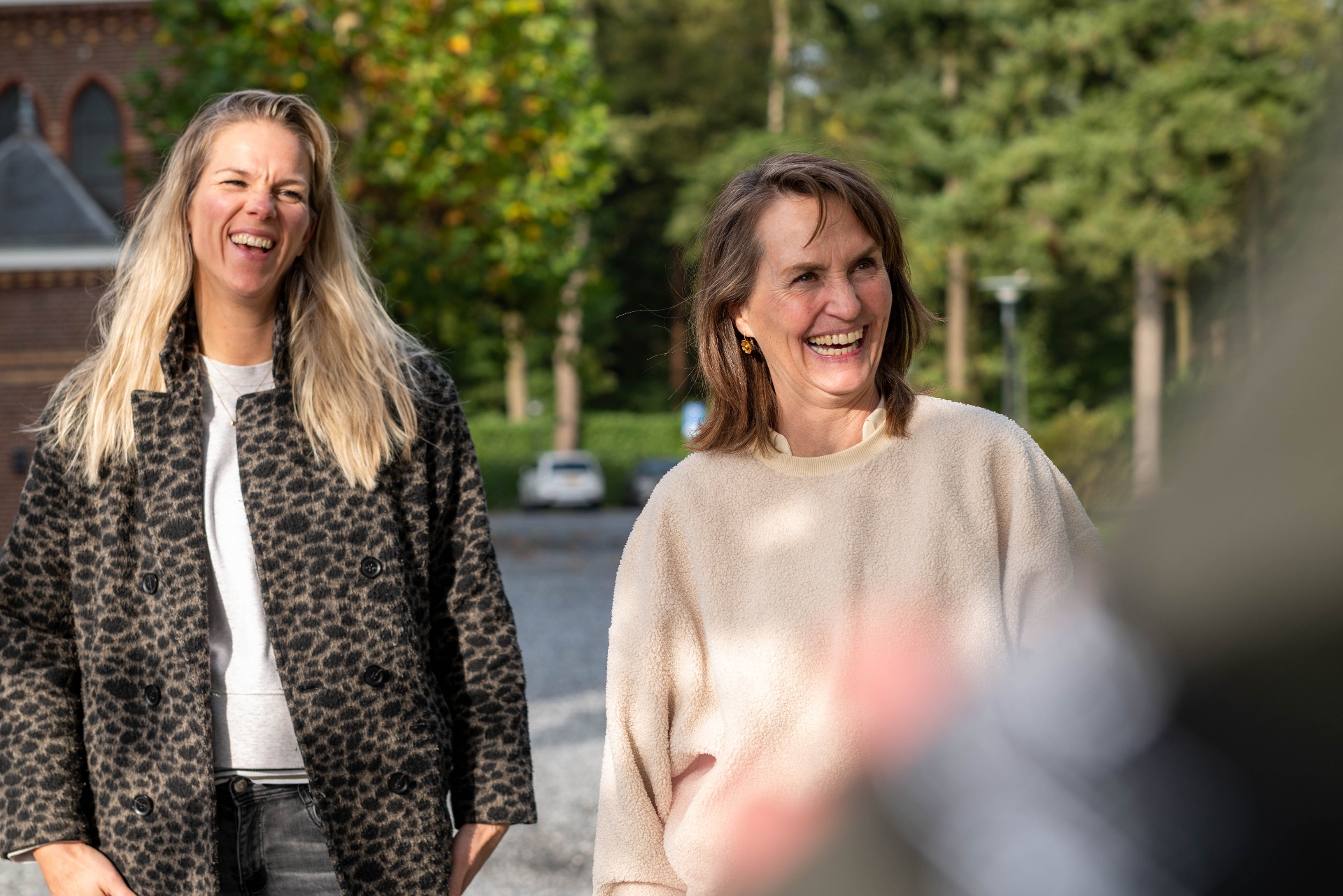 Beatrijs en Françoise lachend buiten