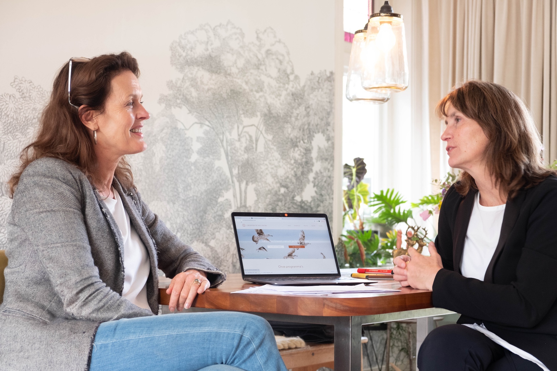 Beatrijs en Françoise in gesprek aan tafel